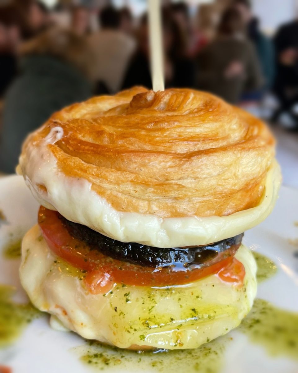 Le premier restaurant de croissantsburgers ouvre ses portes à Paris