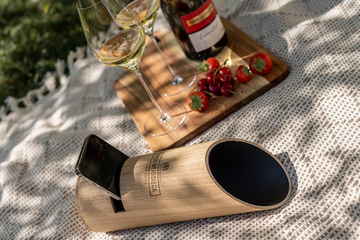 Ce packaging de champagne en bois fait office d'enceinte pour vos pique