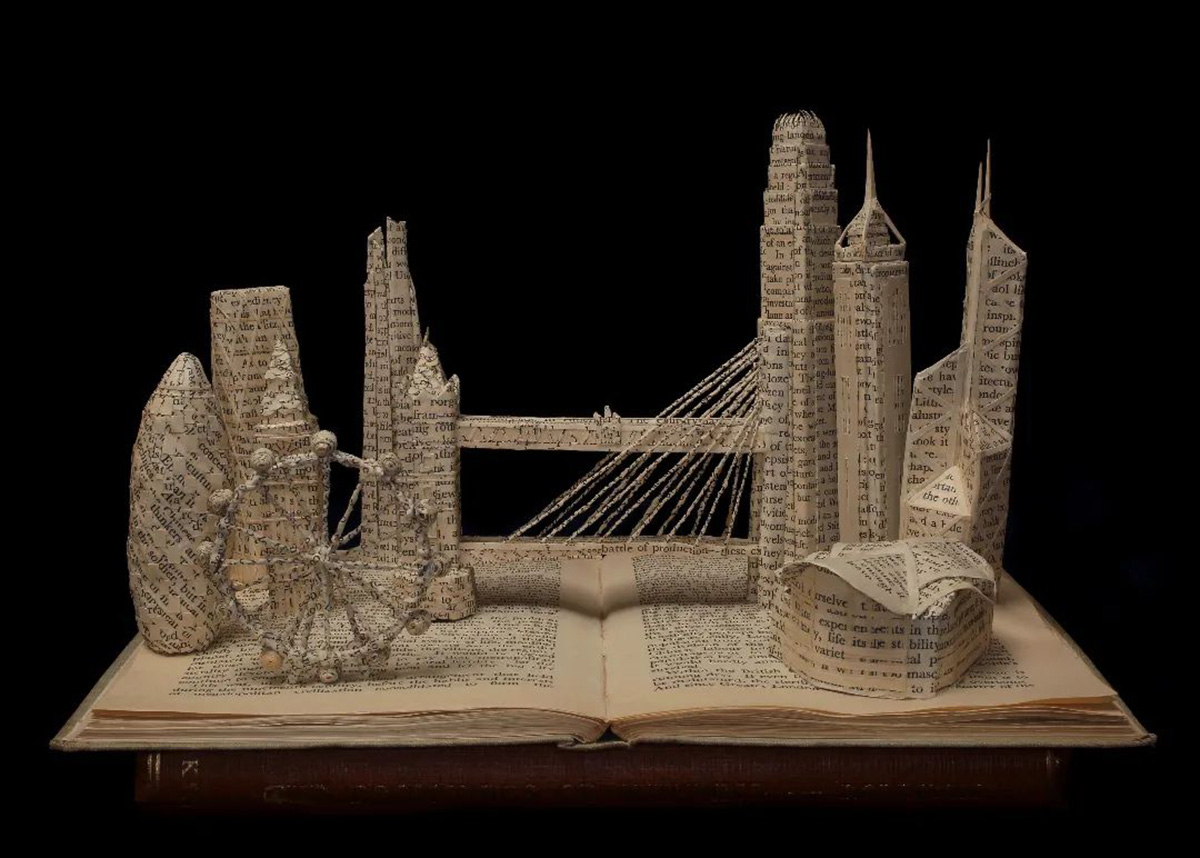 L'artiste Emma Taylor crée des sculptures en papier avec les pages