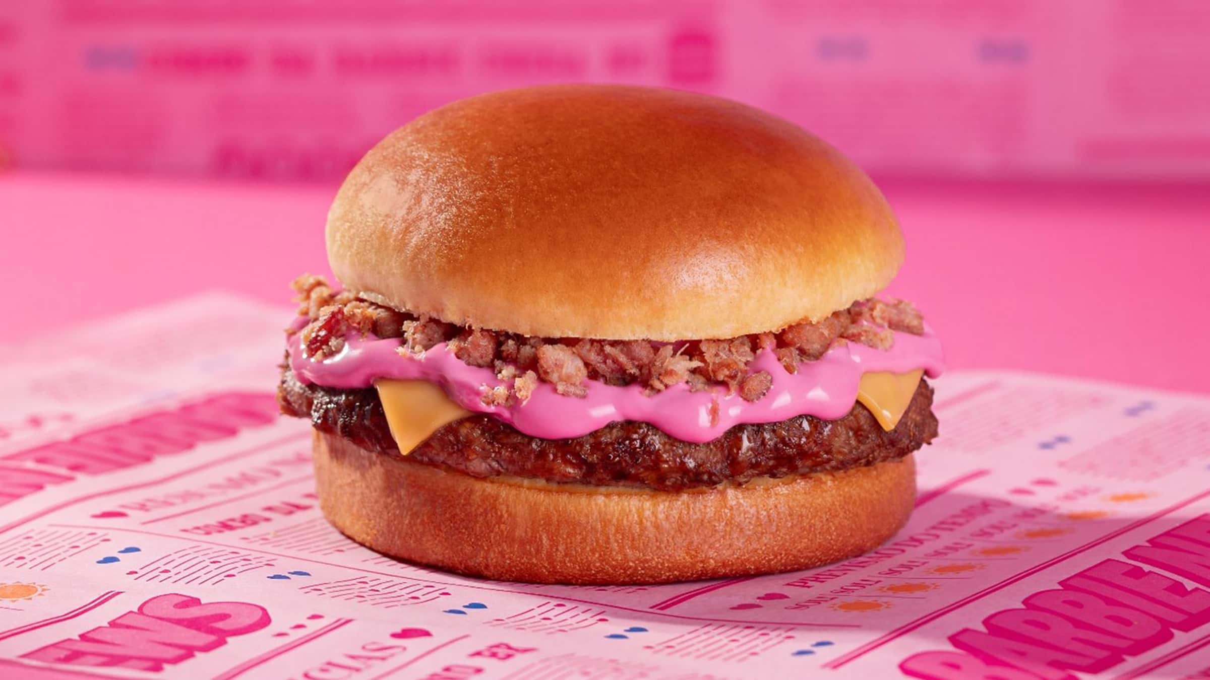 No Brasil, Burger King lançou hambúrguer rosa para promover a Barbie
