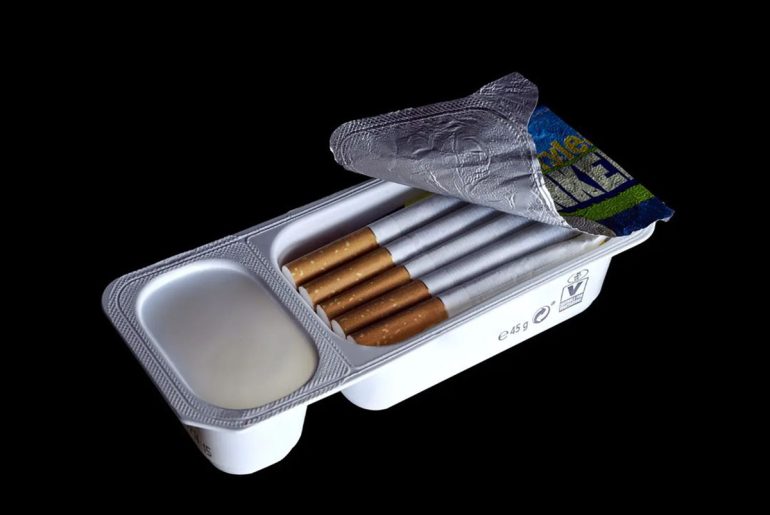 Il dénonce l’addiction au tabac avec des photographies créatives (15 ...