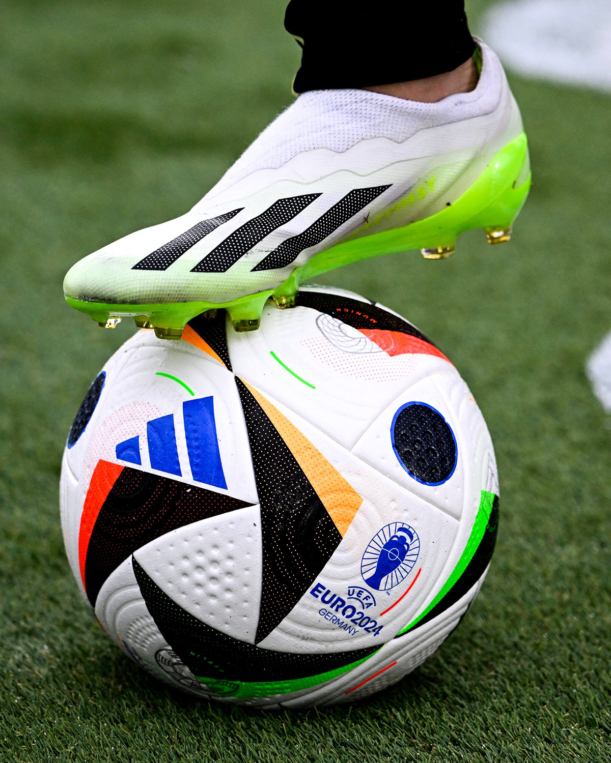 Adidas dévoile un ballon connecté pour détecter les hors-jeu de l'Euro 2024