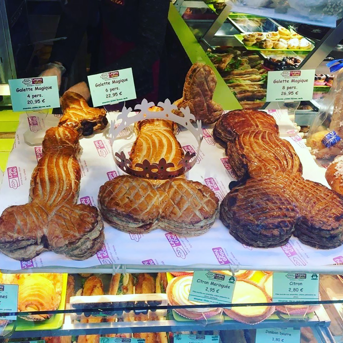 Cette boulangerie française commercialise des galettes des rois avec des  fèves en forme de pénis (et on est complètement fans !)