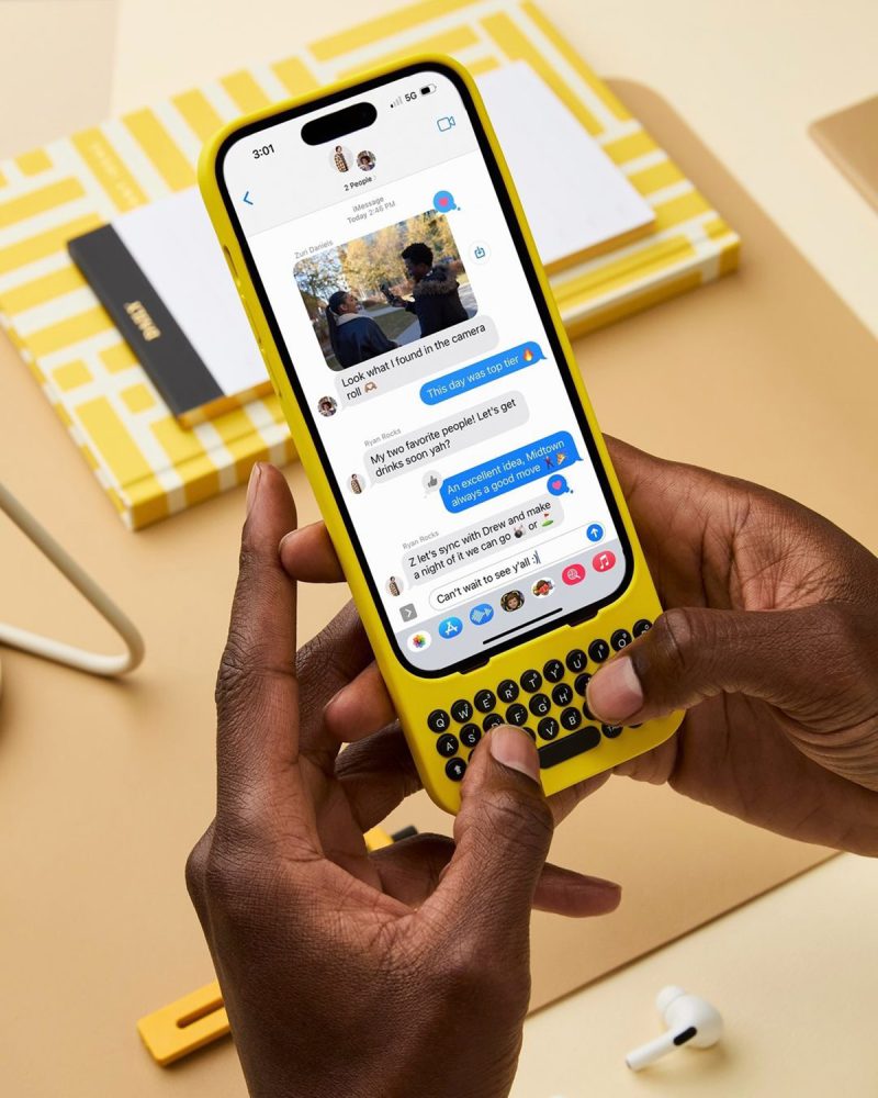 Cette coque iPhone comprend un clavier en clin d'œil à l'époque du