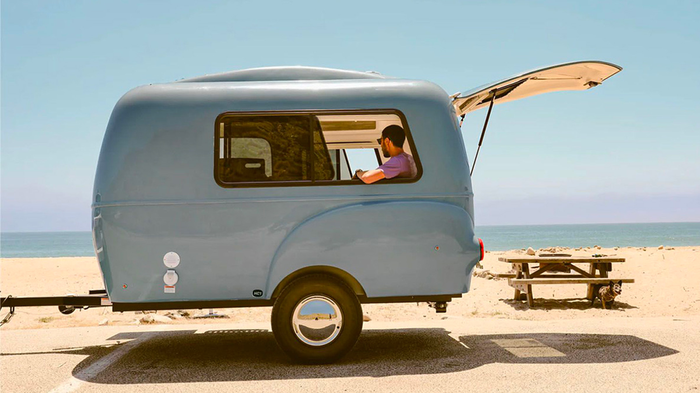 Une mini caravane rétro et modulaire idéale pour partir librement à l’aventure