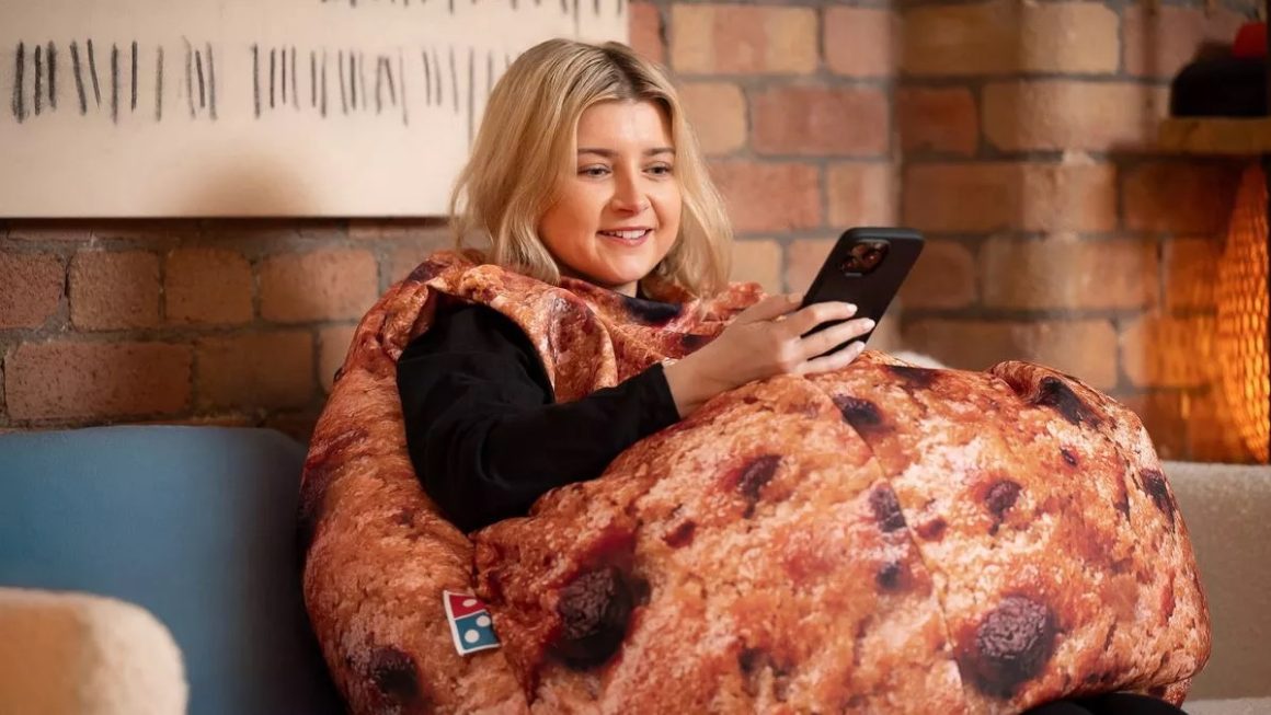 Domino’s Pizza lance un pouf en forme de cookie pour passer l’hiver au ...