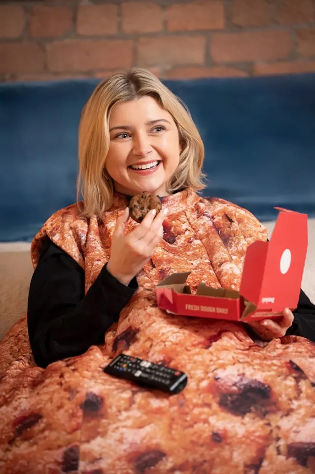 Domino’s Pizza lance un pouf en forme de cookie pour passer l’hiver au ...