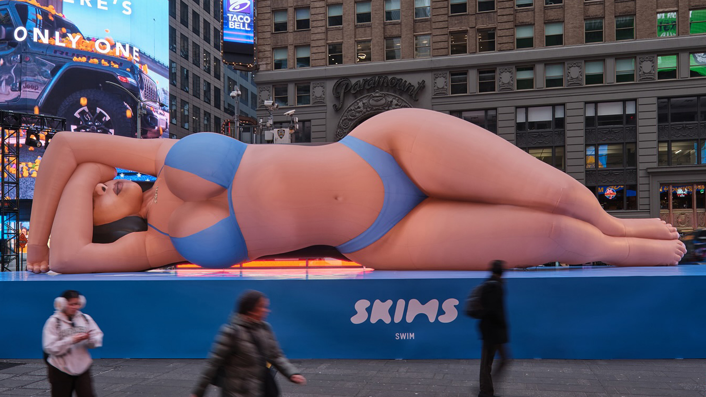 Un ballon Kim Kardashian géant de 18m de long crée la polémique à Times Square