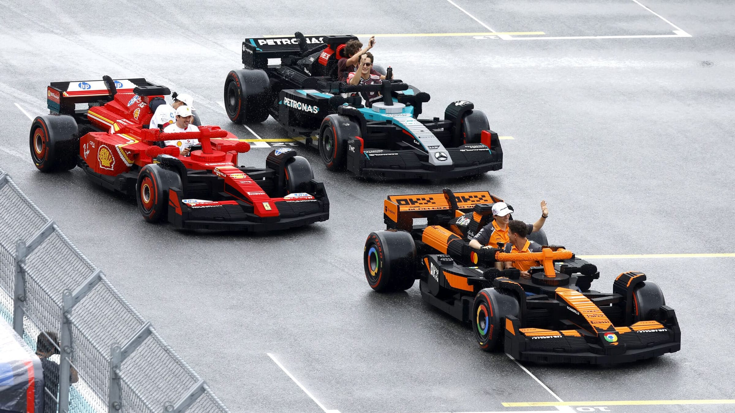 LEGO fait rouler les pilotes de F1 dans des bolides construits avec 400 000 briques