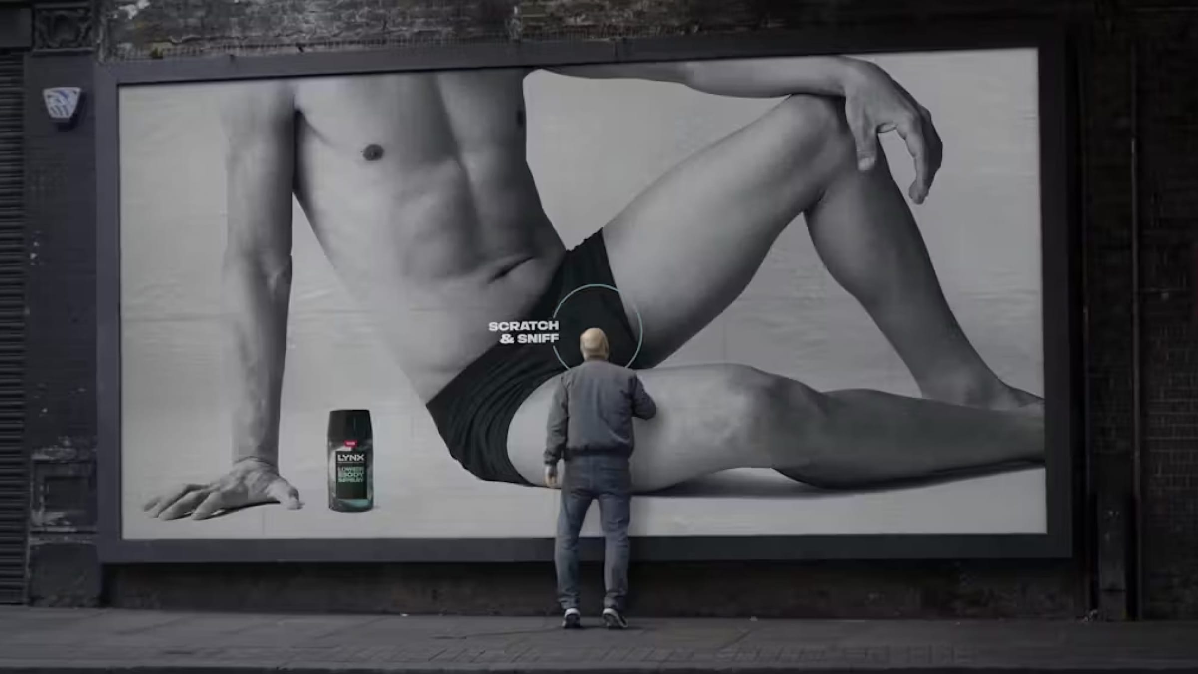 Axe invite à gratter l’entrejambe de ses affiches pour révéler l’odeur de son déo intime