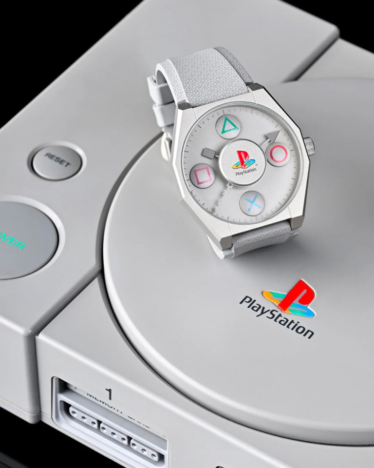 Pour ses 30 ans, PlayStation transforme la PS1 en montre mécanique — free download