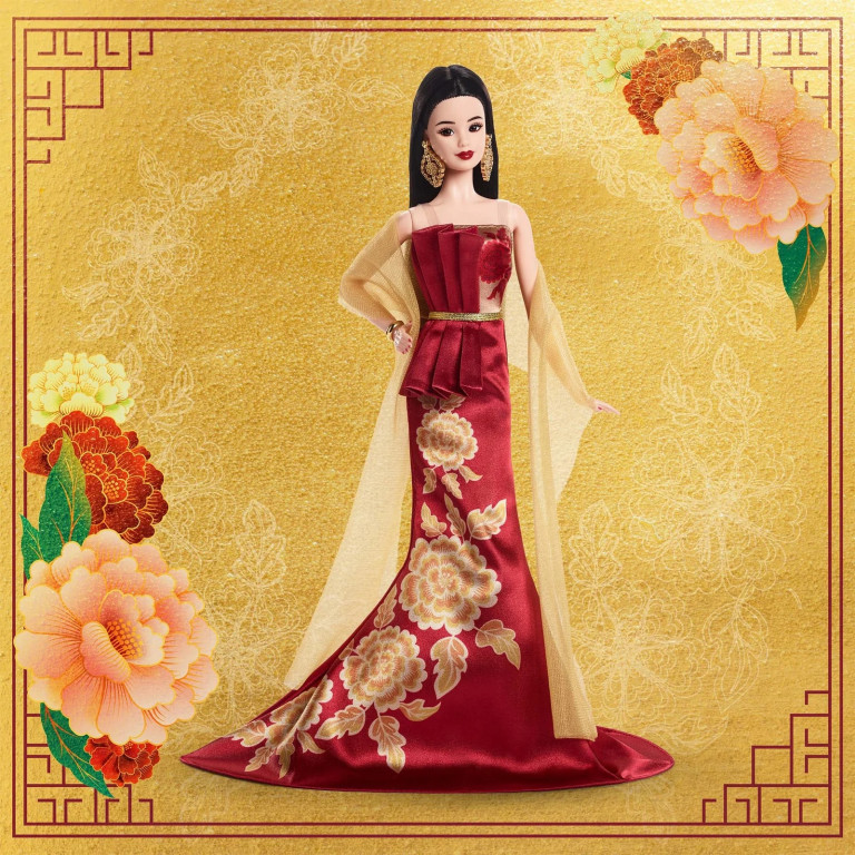 Barbie Poupée Barbie Nouvel an Chinois, avec Robe Chinoise à imprimé Fleur de Prunier et Accessoires dorés, Collection Barbie Signature, JBJ11 Barbie Poupée Barbie Nouvel an Chinois, avec Robe Chinoise à imprimé Fleur de Prunier et Accessoires dorés, Collection Barbie Signature, JBJ11
