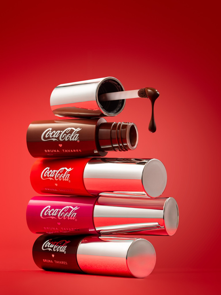 Coca-Cola lance une collection de maquillage inspirée de son célèbre ...